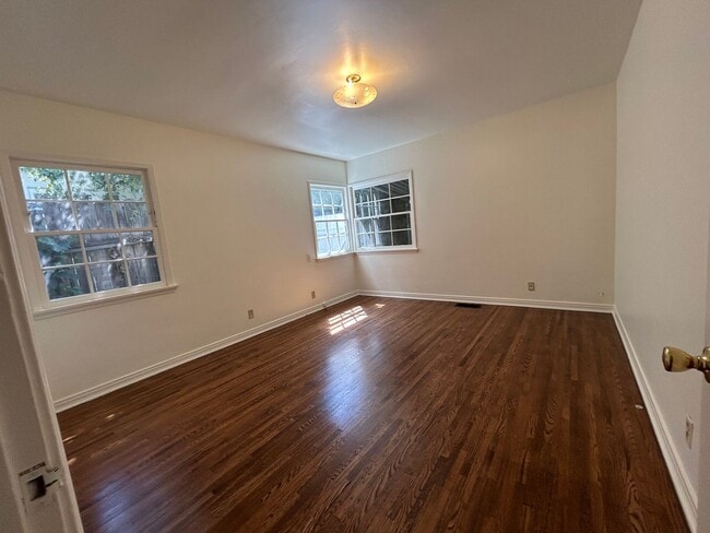 Building Photo - Rare Nostalgic Vintage 2Bedroom Home