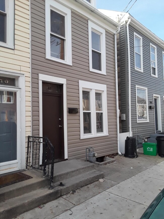 Primary Photo - 142 N Newberry St