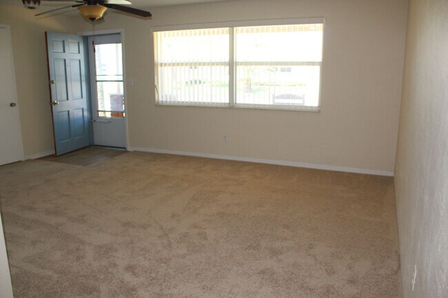 Building Photo - Half duplex close to the beach!