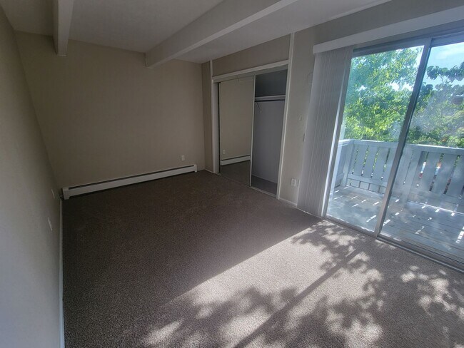 Building Photo - Sunny, newly remodeled 3 bed + office/2.5 bath in Applewood townhomes close to NOBO!