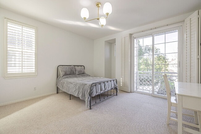 Building Photo - Refined Living in the Heart of Valencia