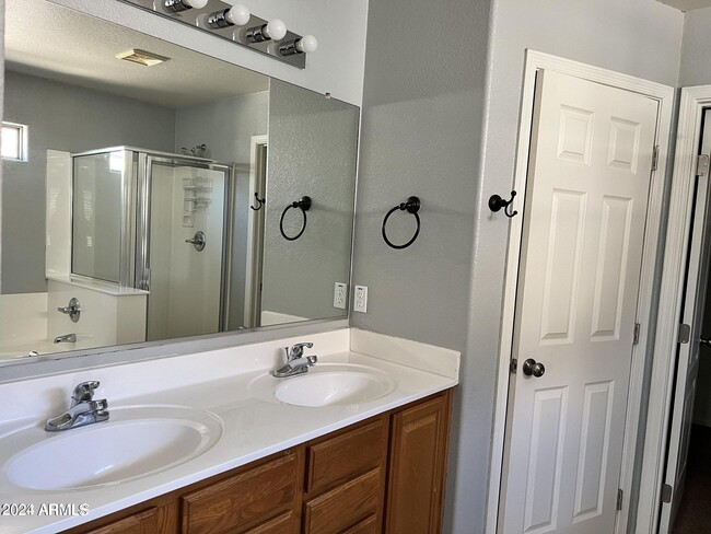 Building Photo - 3943 E Jasper Dr