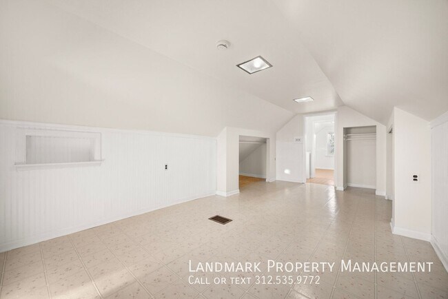 Building Photo - 3030 N Normandy Ave