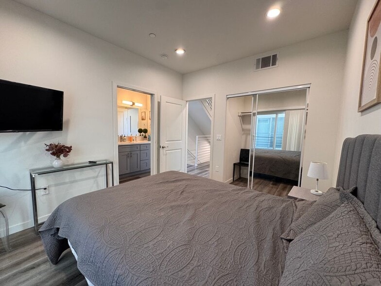 Building Photo - 2625 Somerset Dr