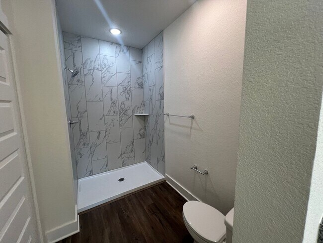 Building Photo - Call Green Oak Property Management to schedule your tour today!