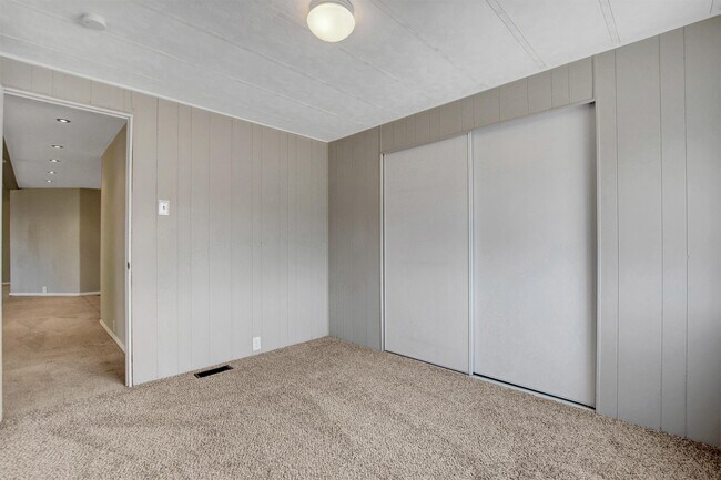 Building Photo - 136 Sir Thomas Dr