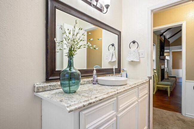 Building Photo - 706 Yale Ln