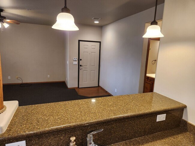 Building Photo - Bison Cove 2 Bed / 2 Bath - upstairs corner unit