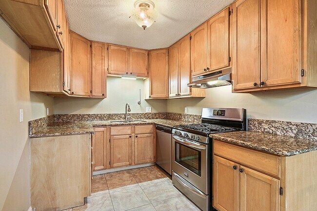 Building Photo - Better Price!  Old Landing 3 Bedroom in Co...