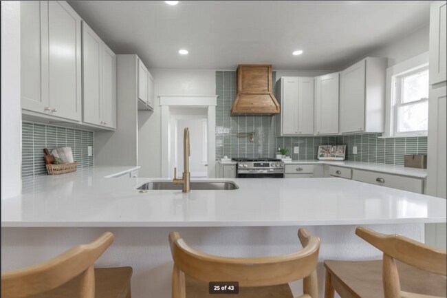 Building Photo - 4 Bed 3 Bath in Uptown OKC