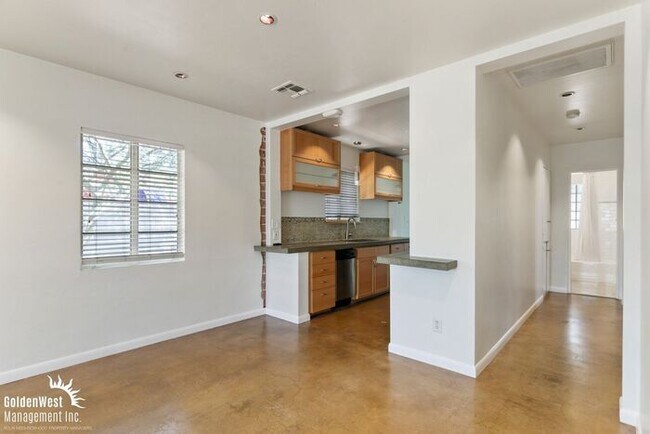 Building Photo - Charming 2Bdm 2Ba Home with Modern Studio ADU in Uptown Phoenix!