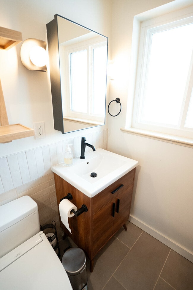 Building Photo - 180 Estes St