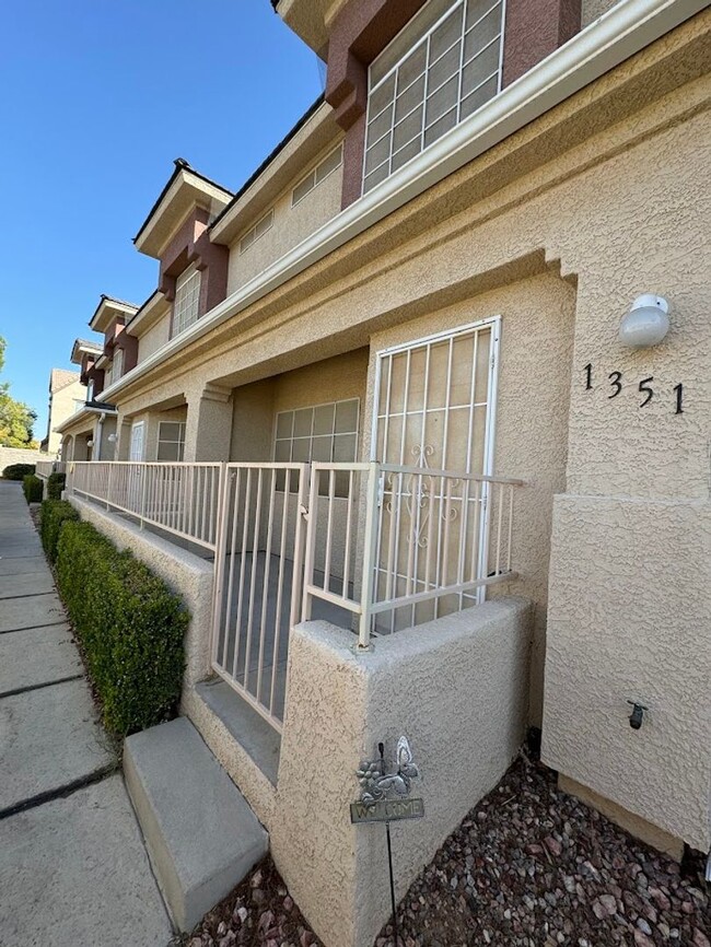 Primary Photo - Great Two Story Townhouse