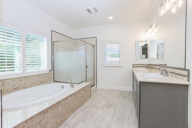 Building Photo - 4 Bed / 3 Bath San Bruno home in highly de...