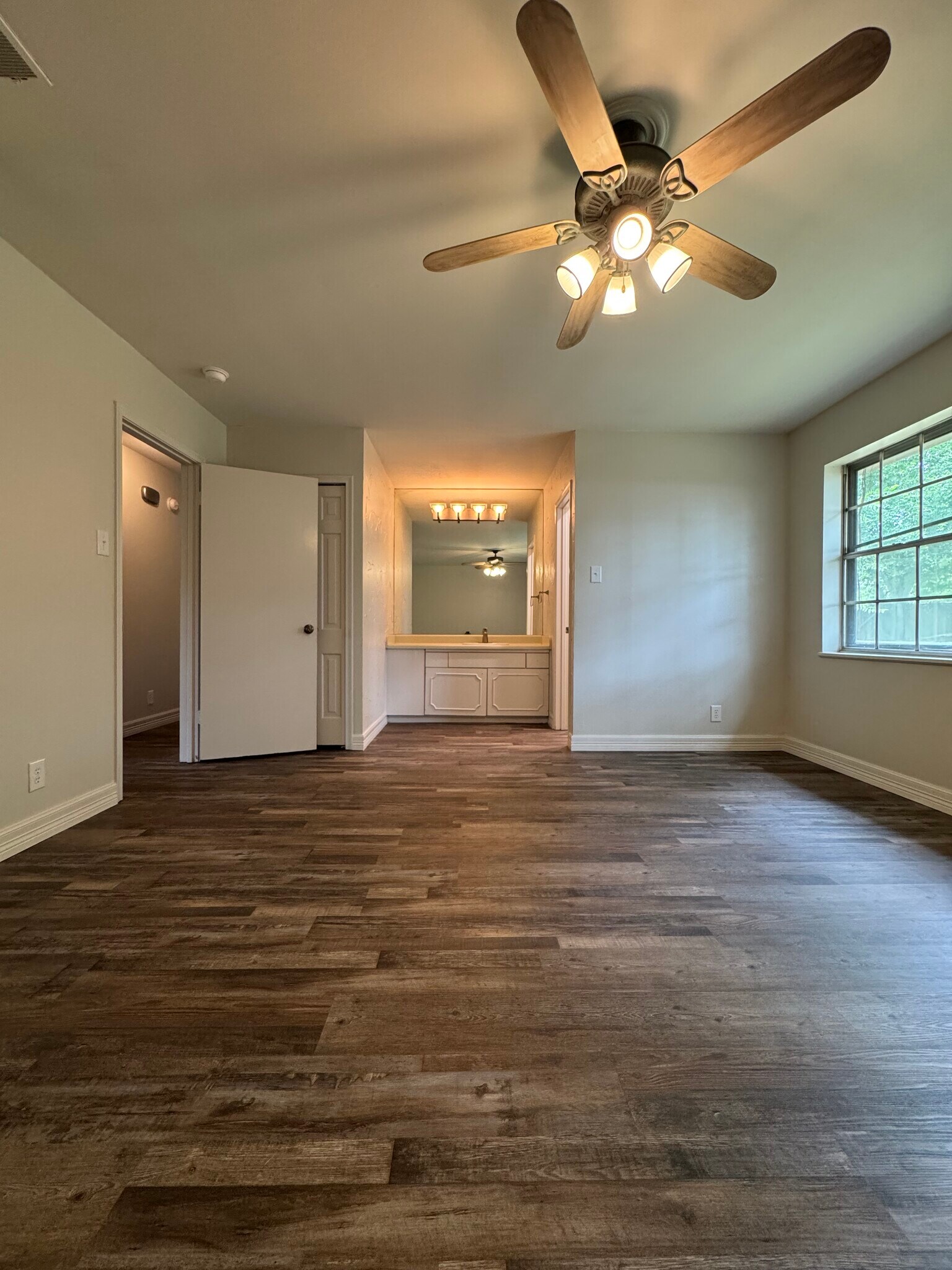 Building Photo - 302 Mobile Dr