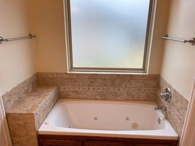 Building Photo - 3 bed plus office with storm shelter in Moore Schools!