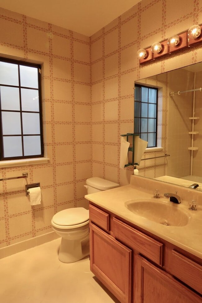 Building Photo - Condo with 2 baths, Parking and Private Pa...