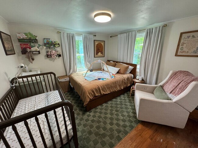 Building Photo - Awesome Home Near Downtown Athens!