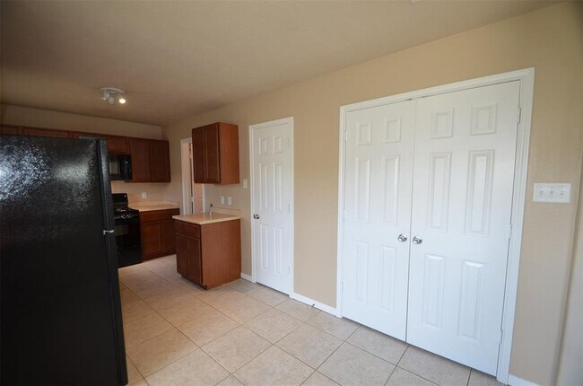 Building Photo - 5015 Willow Point Dr