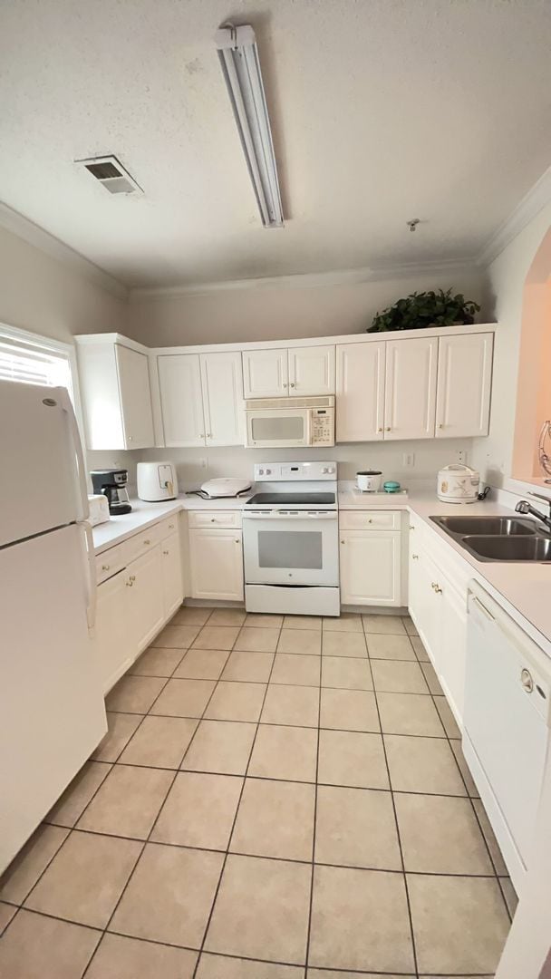 Building Photo - SPECIAL! First Floor Fully Furnished Condo - 1/2 off rent 2nd month