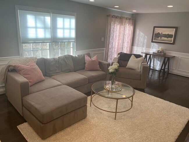 Building Photo - 3436A Holly Rd