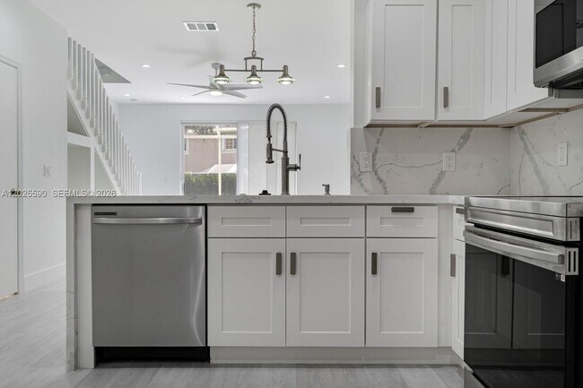 Building Photo - 2098 Madeira Dr