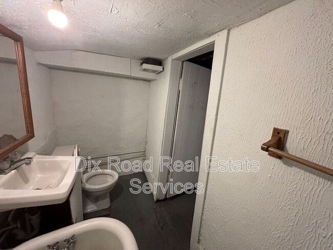 Building Photo - 722 East Ave