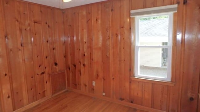 Building Photo - Wonderful 3 Bed 1 Bath House w/ Bonus Room!
