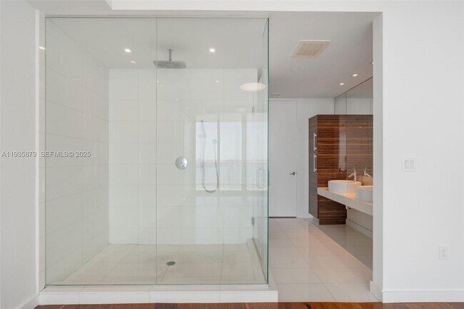 Building Photo - 2020 N Bayshore Dr