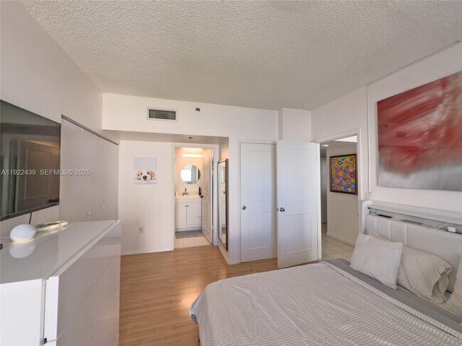 Building Photo - 540 Brickell Key Dr