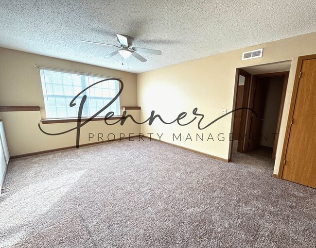 Building Photo - 132 N Crest Dr