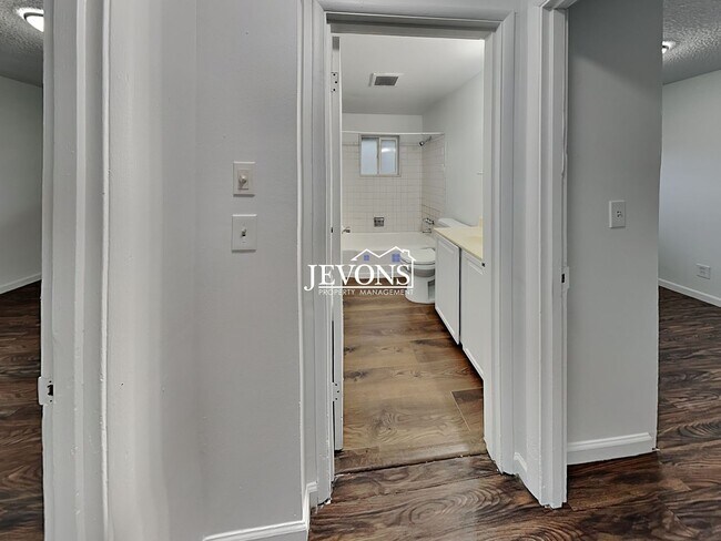 Building Photo - Charming 2-bedroom apartment just minutes from Pritchard Island Beach, with easy access to I-5