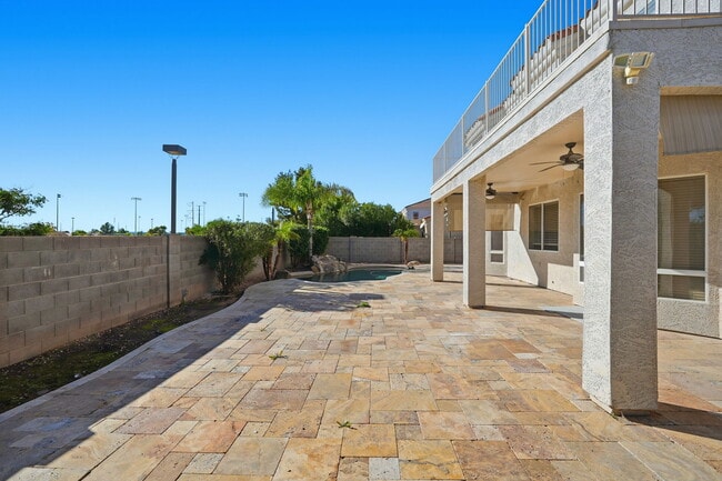 Building Photo - 1425 W Commerce Ave