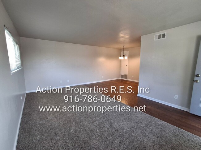 Building Photo - Single Level -Roseville Greens - 2 Bedroom...