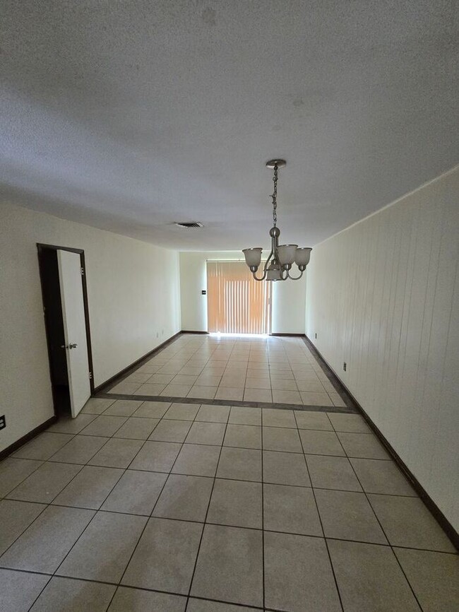 Building Photo - 2bedrooms 1.5Baths Townhome/Condo Availabl...