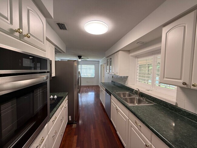 Building Photo - Amazing 3-bedroom, 2-bathroom home on a lake.