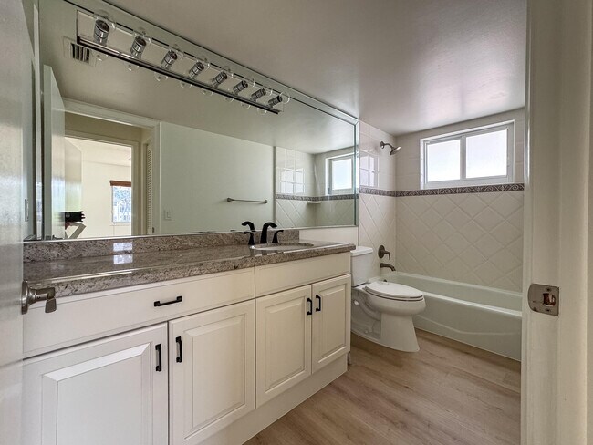 Building Photo - 1110 Bel Air Dr