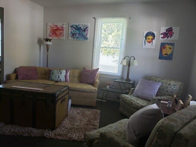 Building Photo - 406 E 12th St