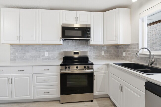 Building Photo - $1,395.95 - 1 Bed, 1 Bath Updated Unit in Westminster with In Unit Washer/Dryer!
