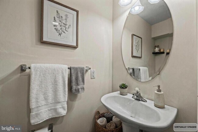 Building Photo - 735 Parev Way