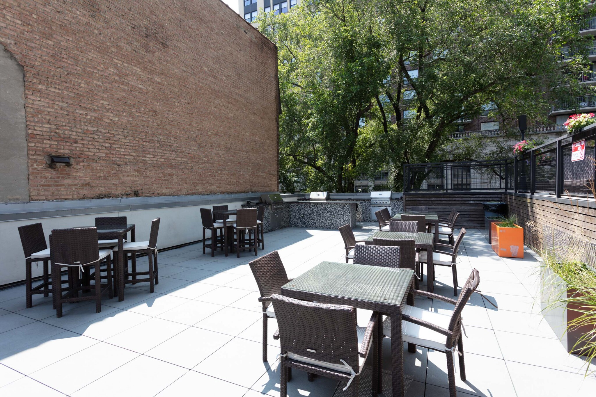 Grill Deck - 21 W Goethe St