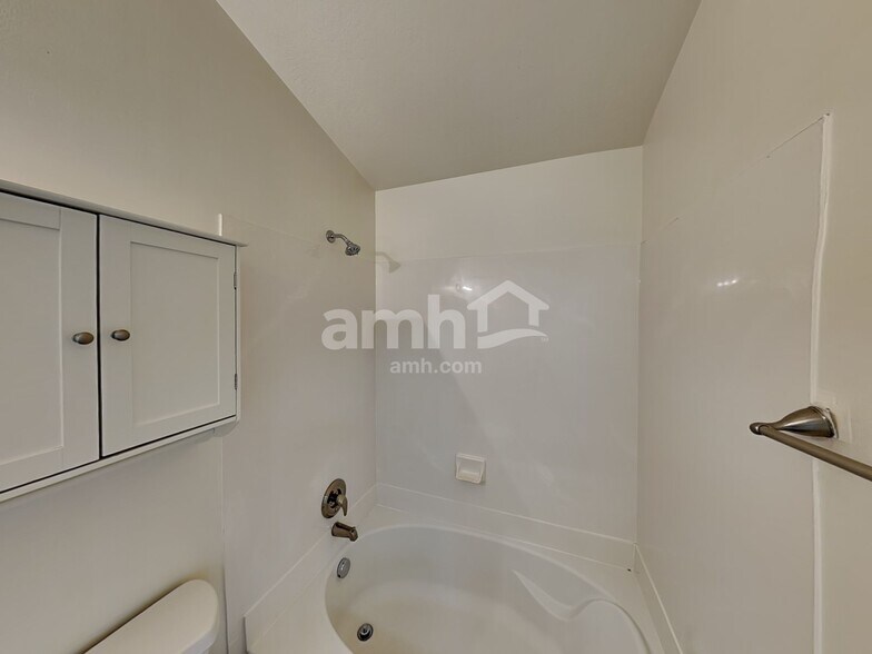 Building Photo - 939 740 S