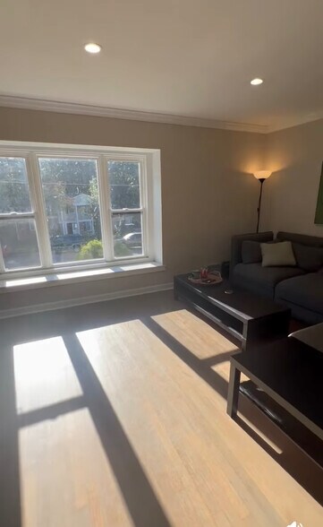 Building Photo - Room in House on Trafalgar Way