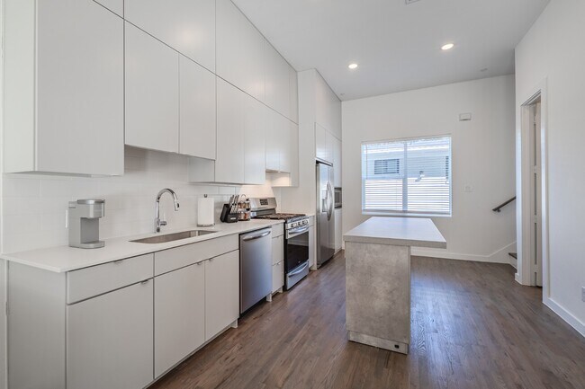 Building Photo - Modern Townhome with Gated Private Lawn & Dual Primary Suites & 2-Car Garage | Knox-Henderson / L...