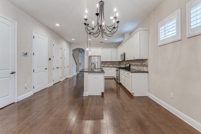 Building Photo - Stunning David weekly designed 3 BR+ OFFICE/ 2.5 BA / 2 Car executive townhouse in Hyde Park / So...