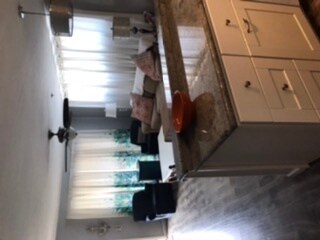 Kitchen and li - 4667 Ocean Blvd