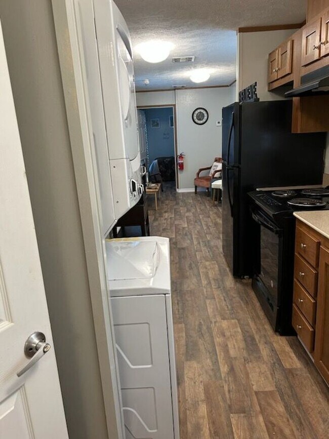 Building Photo - COZY MOBILE HOME AVAILABLE! 1 bed 1 bath in Stardust Mobile Home Park.