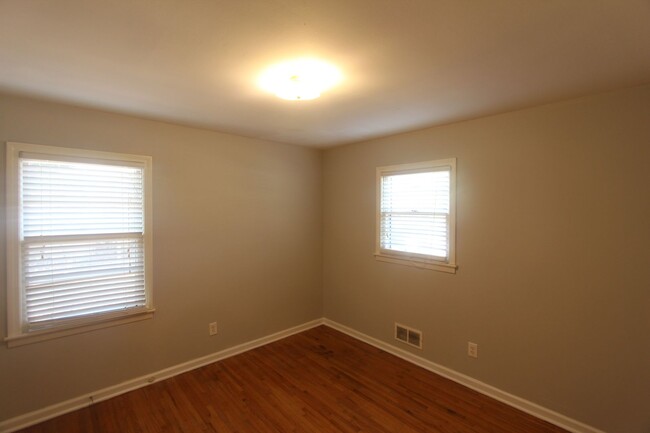 Building Photo - 3 Bedroom, 1 Bath!  New on the Market and ...