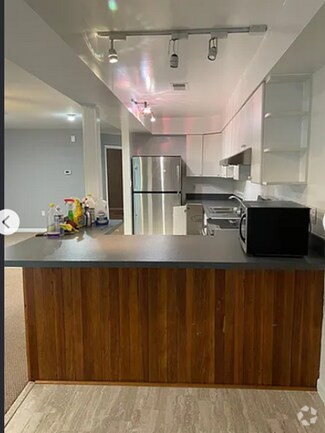 Building Photo - Spacious Adams Morgan Gem with Gas FP