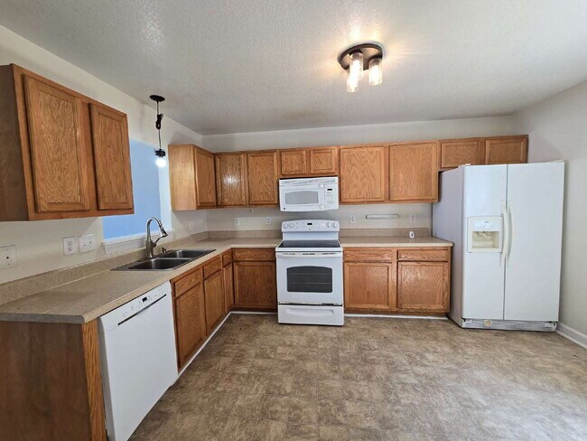 Building Photo - "Charming 2-Bed Townhouse Retreat on Streamwood Drive – Perfect Balance of Comfort and Convenience!"